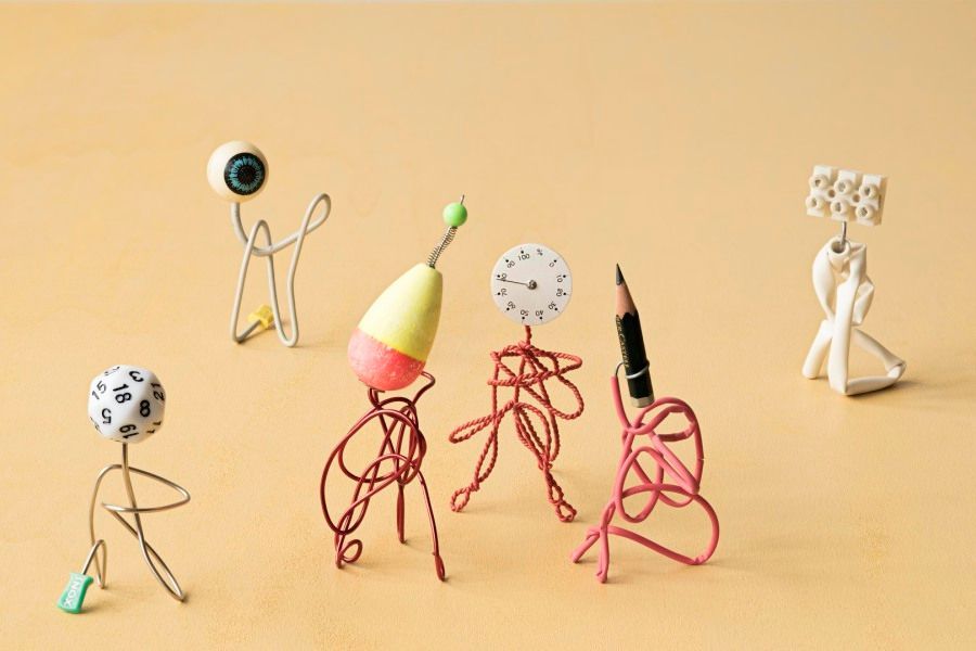 verschiedene Drahtfiguren zu einem Team zusammengestellt