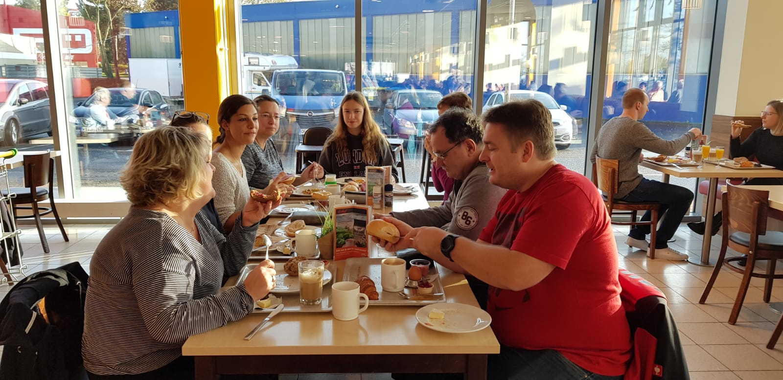 Da der Lehrgangsleiter des Erste-Hilfe-Kurses leider kurzfristig absagen musste, wurde die Zeit für ein gemeinsames Frühstück genutzt. Impression des erste Hilfe-Frühstücks