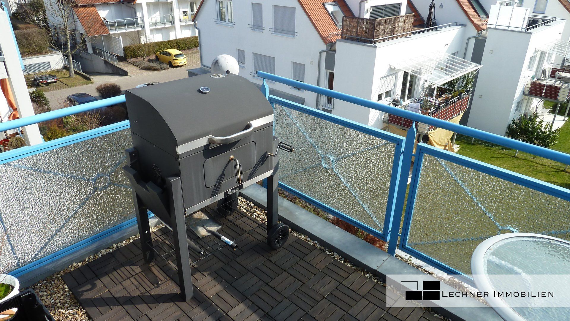 balkon mit grill und blick in den garten