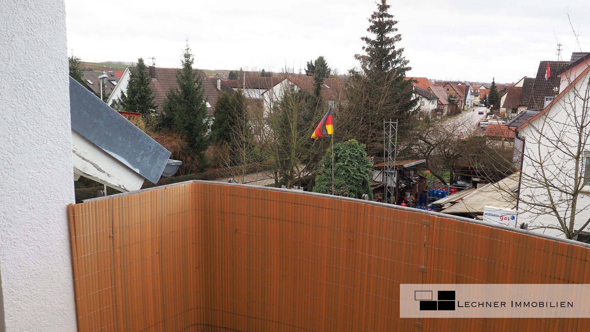 balkon mit ausblick über marbach