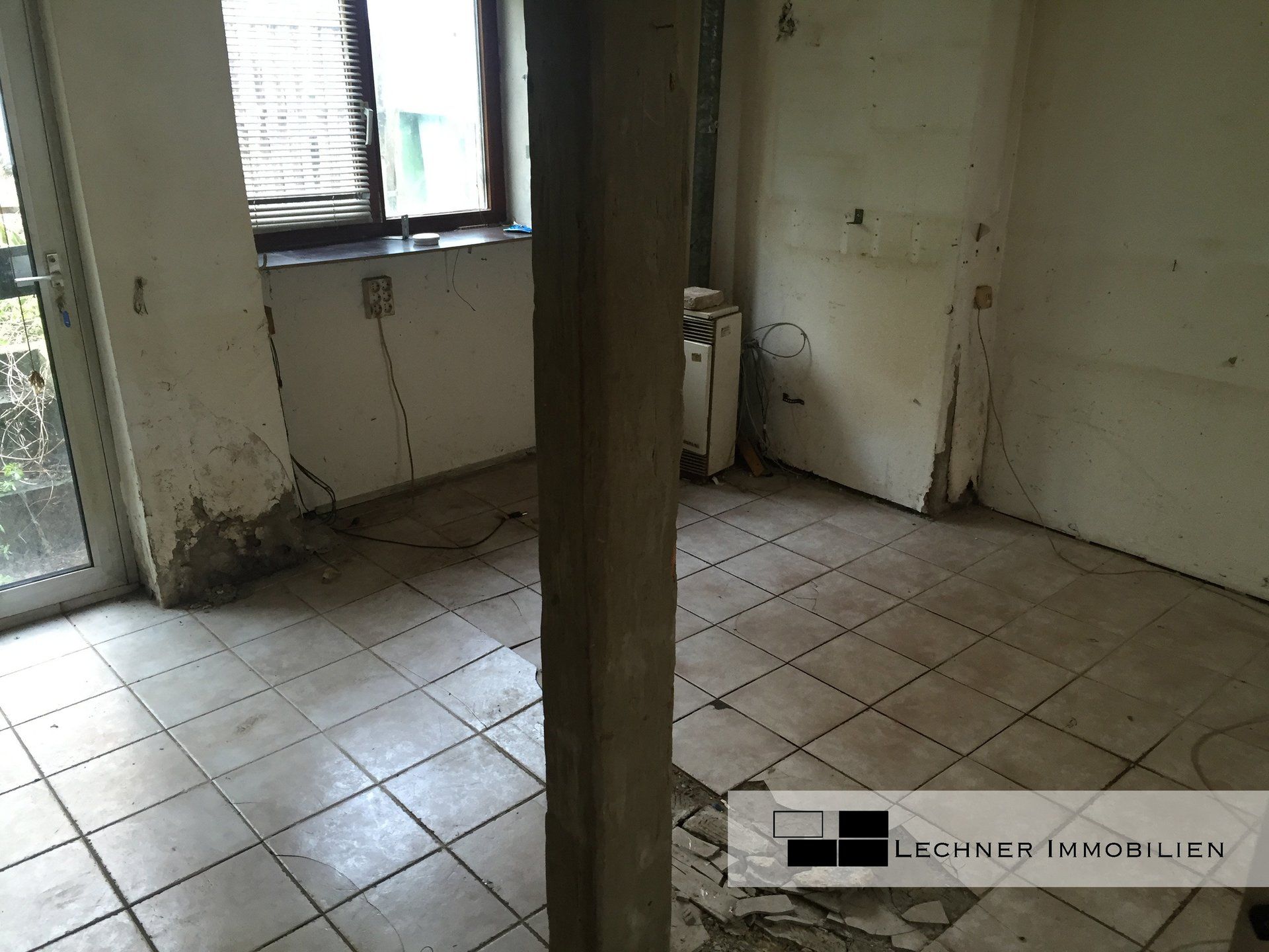 wohnbereich kaputte fliesen balken