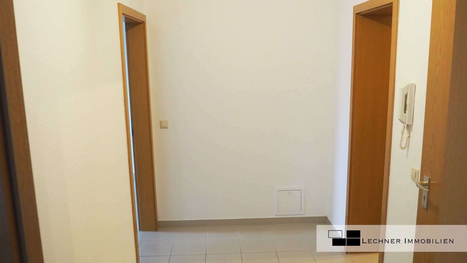 eingang zur wohnung mit fliesenboden