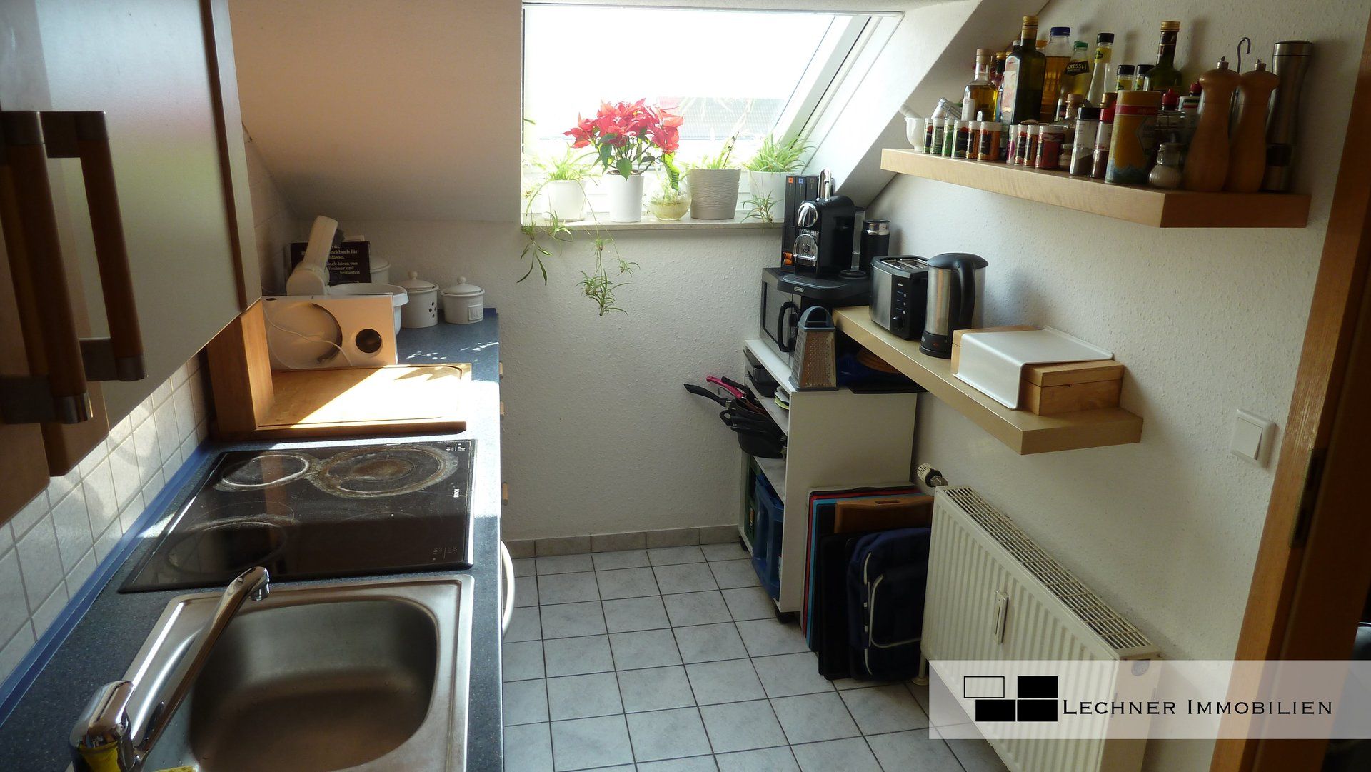 küche mit fenster möbel fliesen