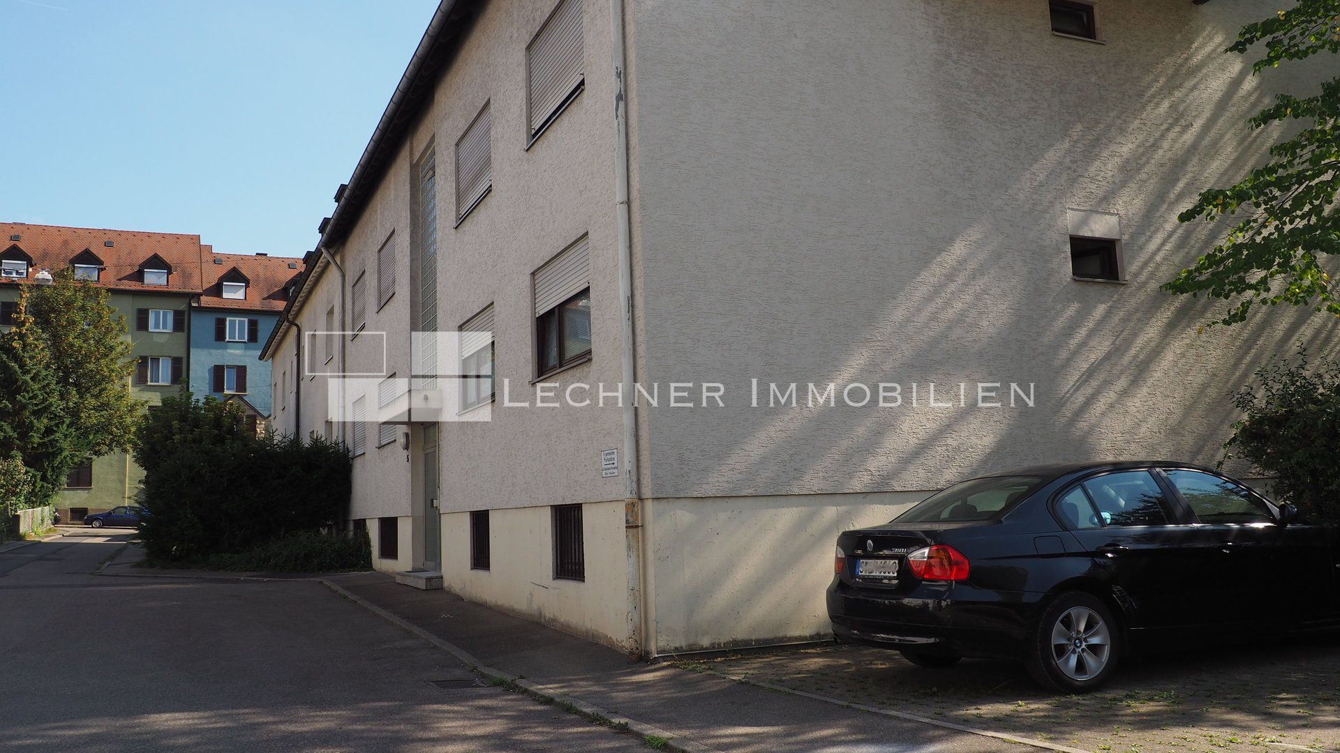 parkplätze am haus mit eingang