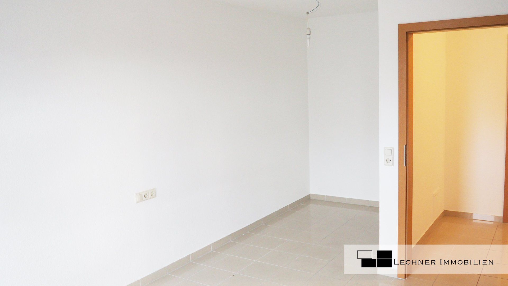 ankleidebereich zum schlafzimmer mit fliesen und flur