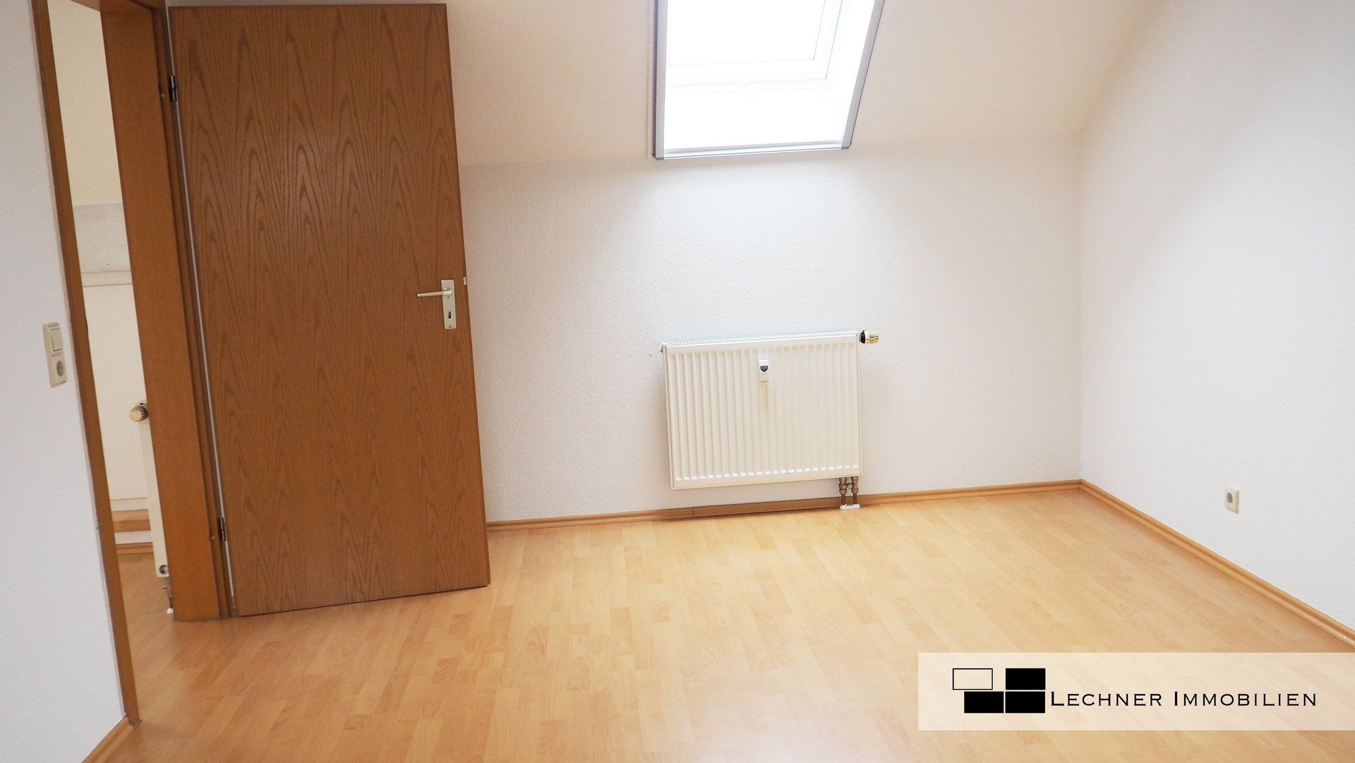 schlafzimmer im dachgeschoss mit heizung und fenster