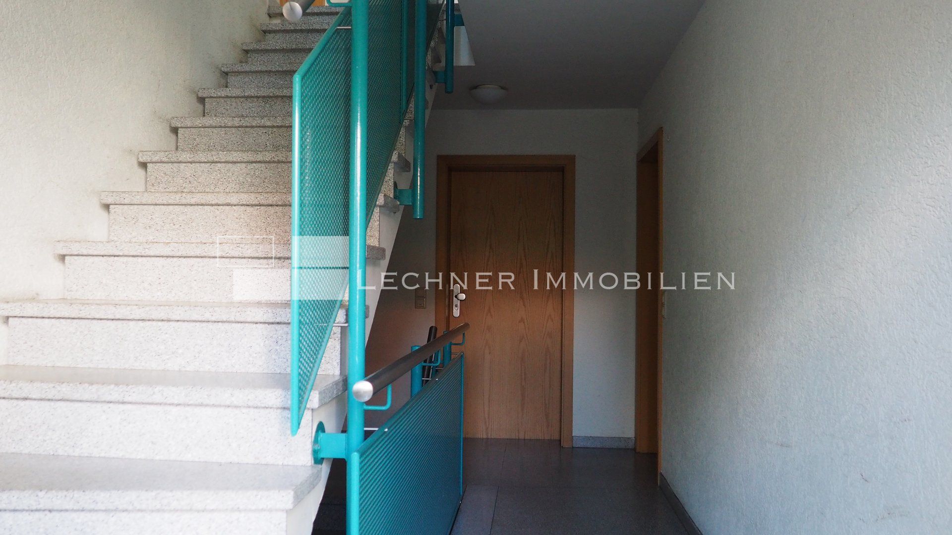 hausflur geländer fliesen