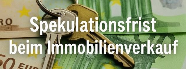 Zwei Haustürschlüssel auf Euro-Geldscheinen mit Schriftzug: Spekulationsfrist beim Immobilienverkauf – Headerbild für Immobilienbeitrag