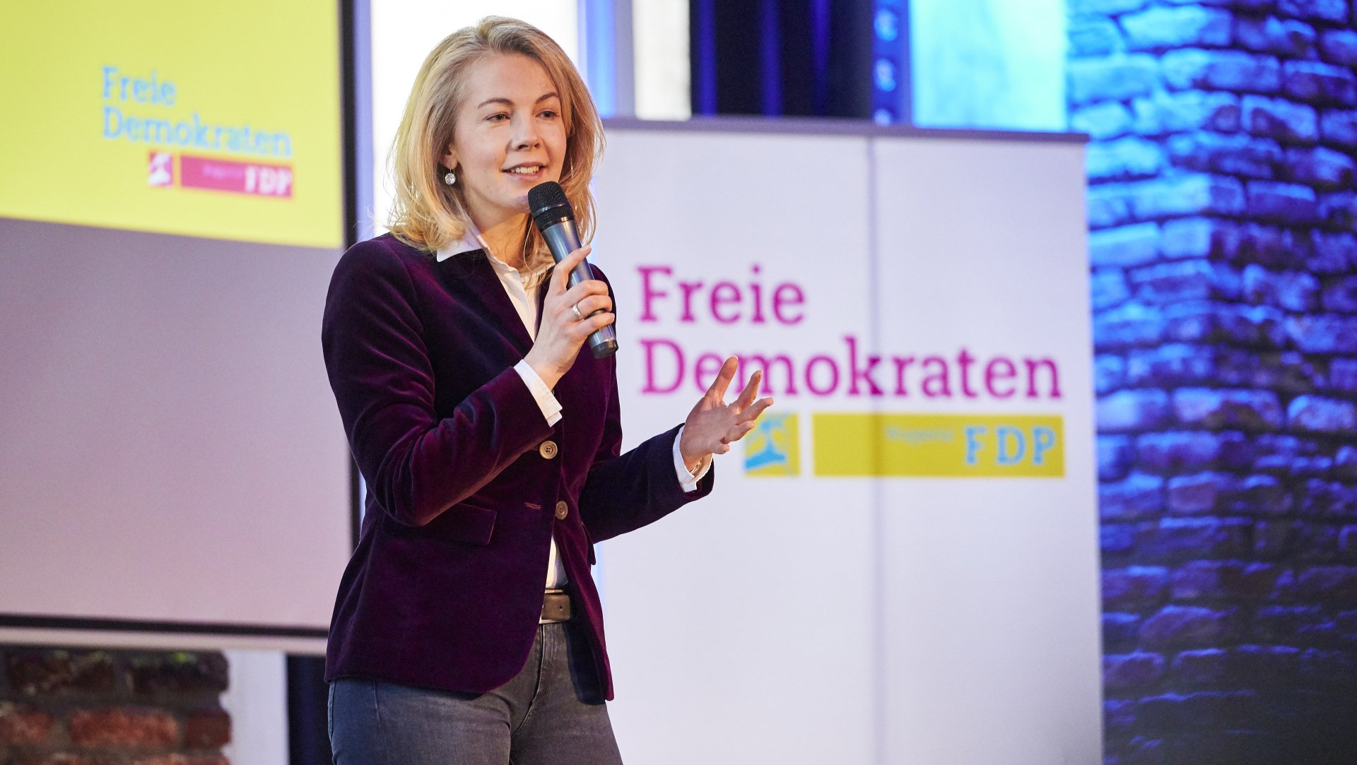 Linda Teuteberg hält eine Rede