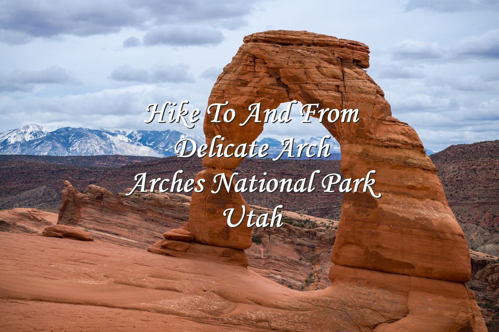 Tips, advise and photos of the beautiful hike to Delicate Arch in Arches National Park in Utah