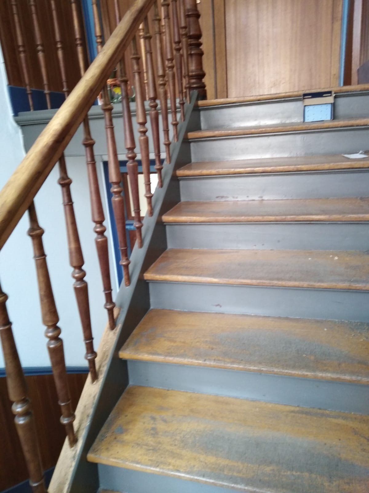 Alte Treppe vor Beginn der Renovierung