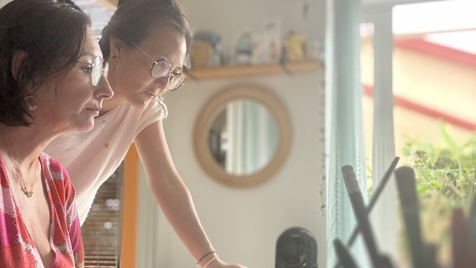 Audacieuse Nature, formation, Réflexologie plantaire, Réflexologie palmaire, Réflexologie auriculaire, Réflexologie faciale, aromatologie, 400h, e-learning, distanciel, asynchrone, synchrone, devenir réflexologue, le métier de réflexologue, se former, reconversion professionnelle, certifiante, certification, Célia Montaigne, formatrice, RNCP, qualiopi, financement par un tiers. Norme AFNOR