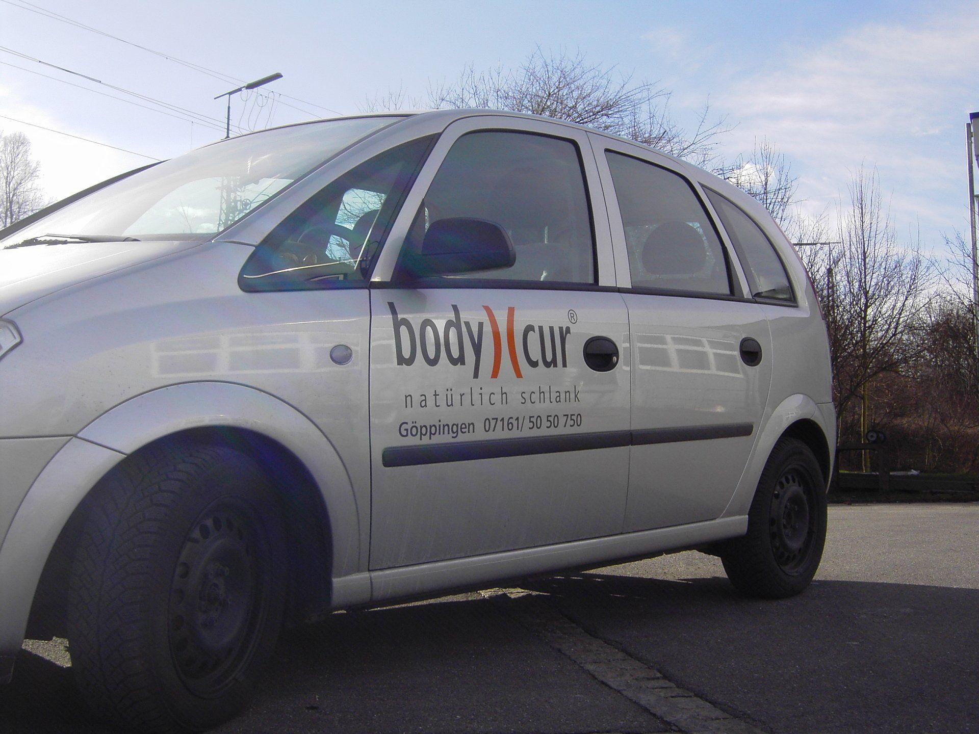 Produkte_Druckerei_CopyWorld-GmbH_Nuertingen_Werbetechnik_Fahrzeugverklebung_Aufkleber_Plotsatz_schwarz_orange_Opel_body-cur