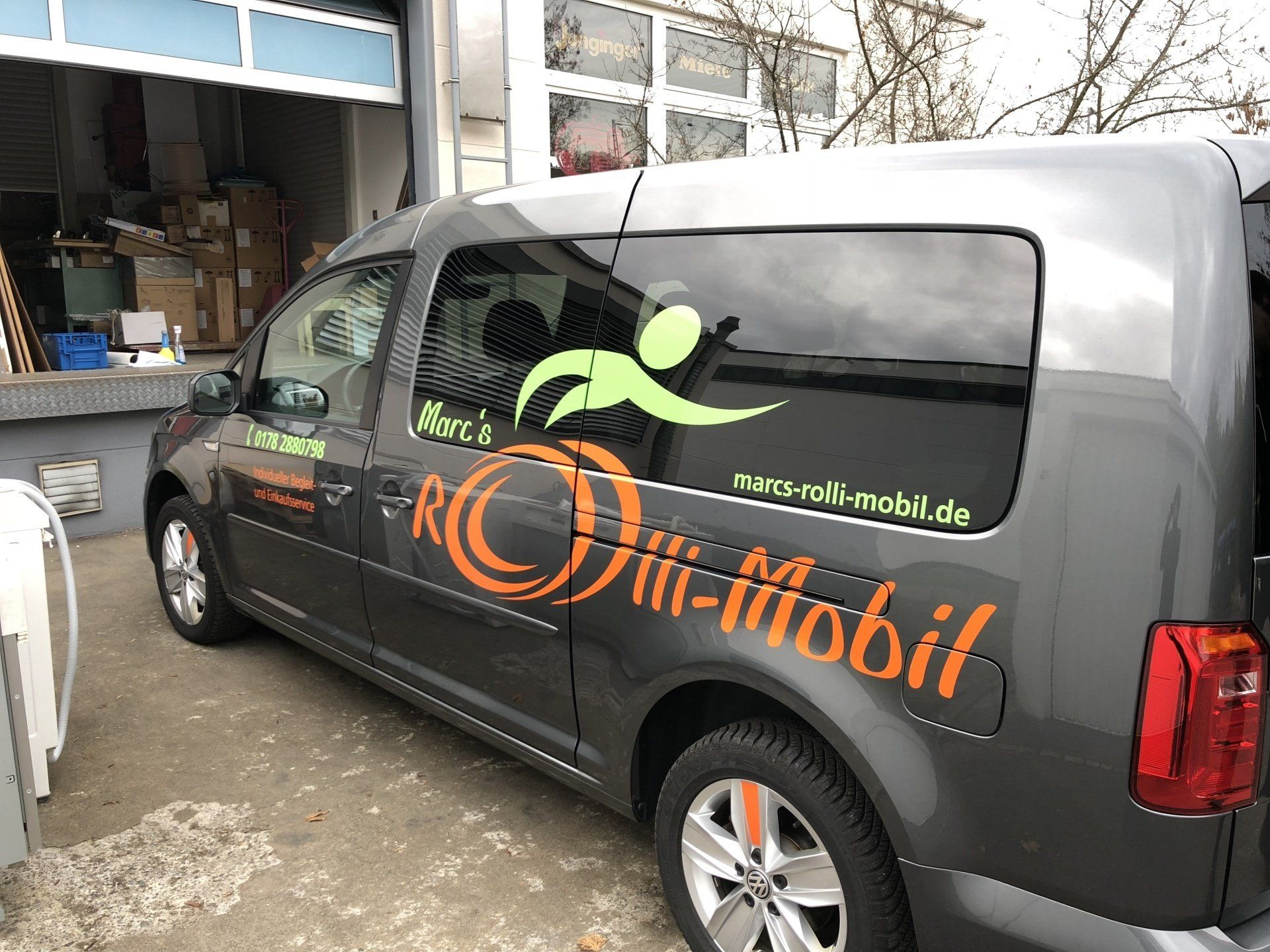 Produkte_Druckerei_CopyWorld-GmbH_Nuertingen_Werbetechnik_Fahrzeugbeschriftung_Buchstaben_Logo_grün_orange