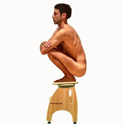 Hombre en cuclillas o sentadilla profunda sobre dispositivo facilitador de la defecación. Preparado para hacer caca. A punto de defecar.