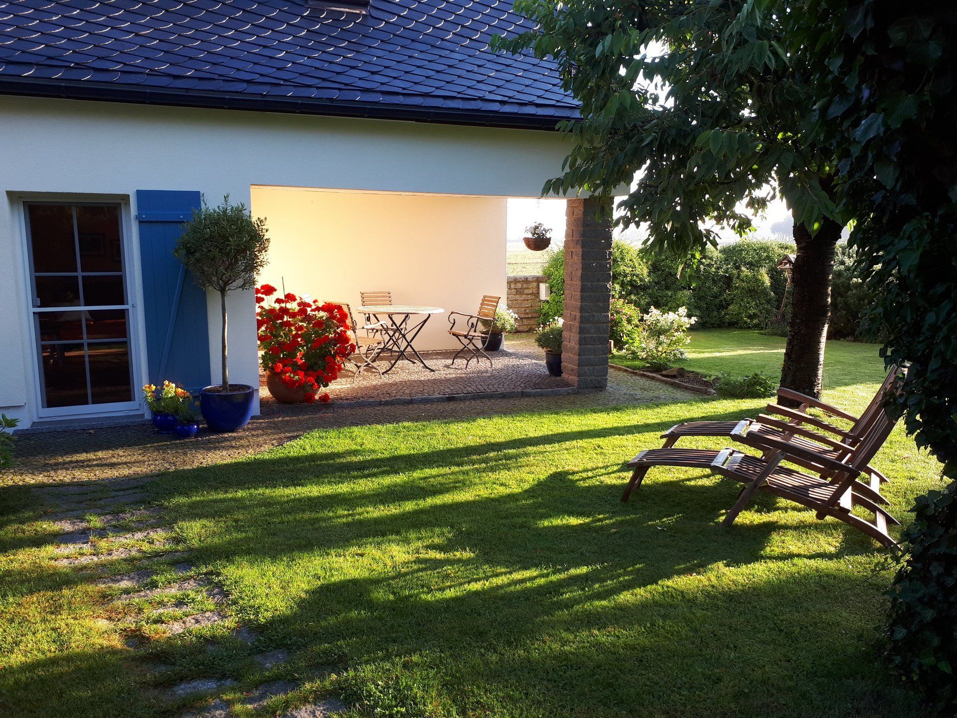 Ferienhaus Hummel-Nest Terrasse Garten
