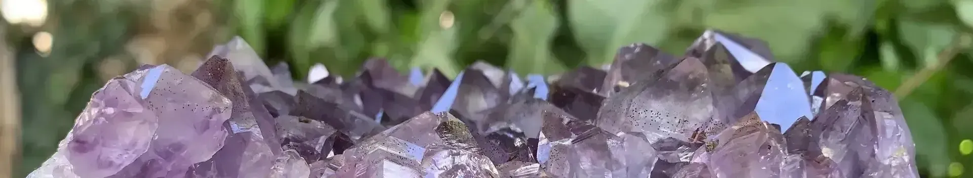 Boutique française indépendante spécialisée dans les minéraux & cristaux naturels Druse d'améthyste naturelle