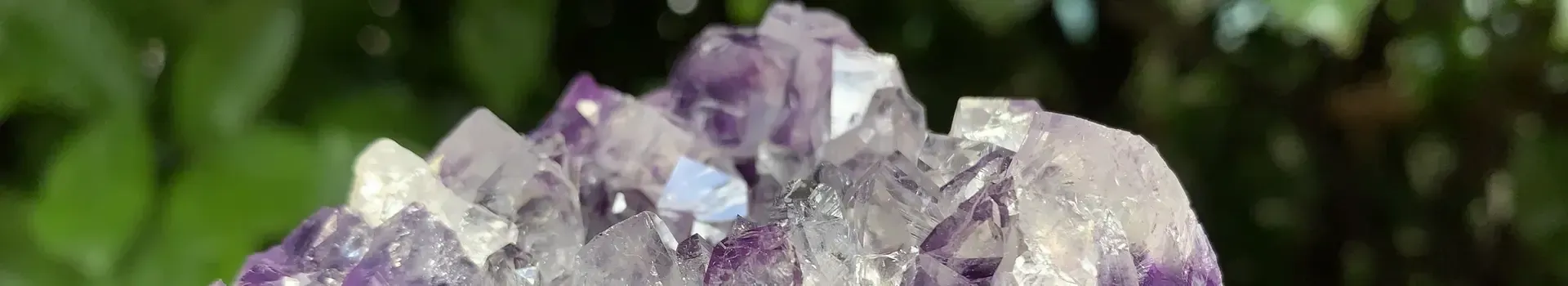 Boutique française indépendante spécialisée dans les minéraux & cristaux naturels authentiques cristaux de quartz naturel du Brésil
