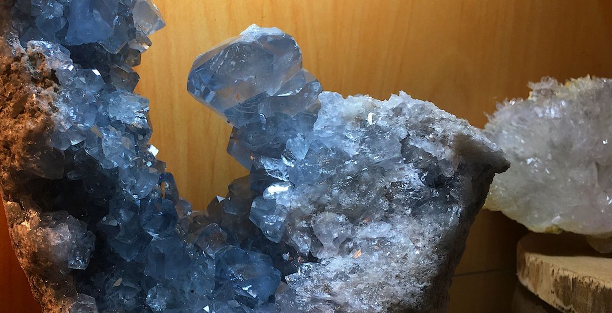 Géode de Célestine en provenance de Madagascar Minéraux naturels authentiques - Géode de Célestine