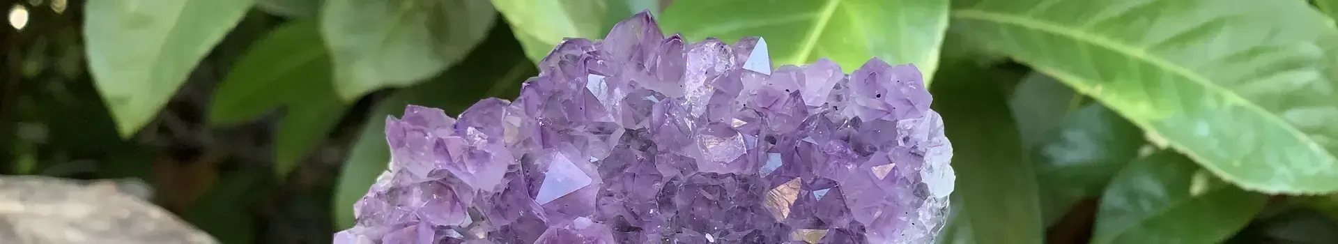 Boutique française indépendante spécialisée dans les cristaux et minéraux naturels druse d'améthyste naturelle
