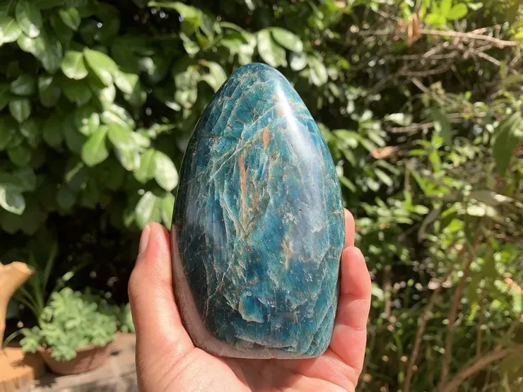 Forme libre d'apatite bleue naturelle