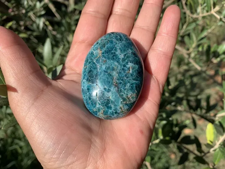 Galet apatite bleue naturelle