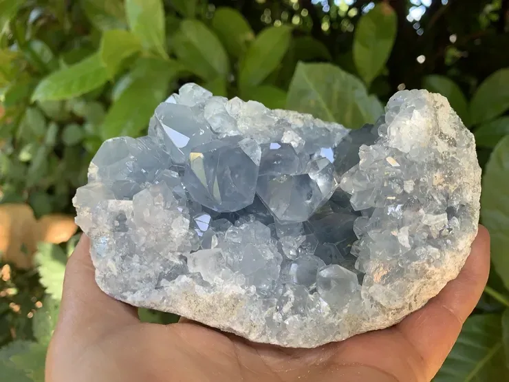 Lithothérapie : géode de Célestine (célestite) naturelle