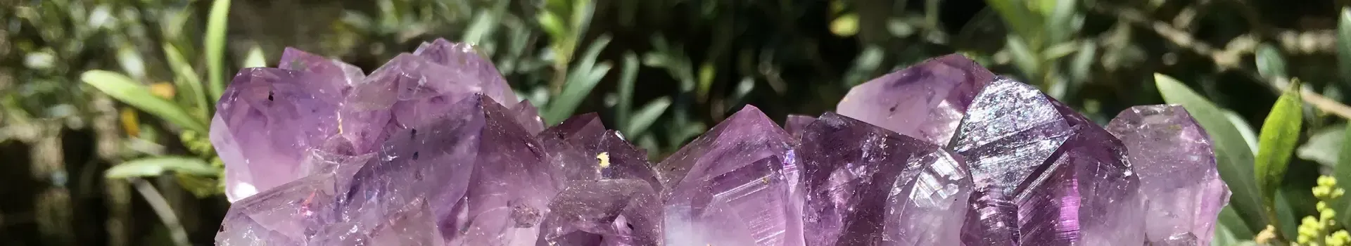 Boutique française indépendante spécialisée dans les minéraux & cristaux naturels Formation minérale : améthyste naturelle