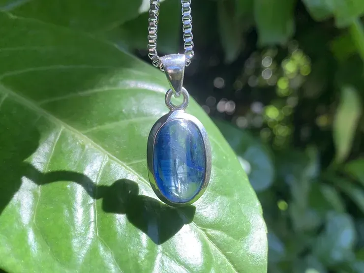 Pendentif cyanite bleue sertie sur argent 925