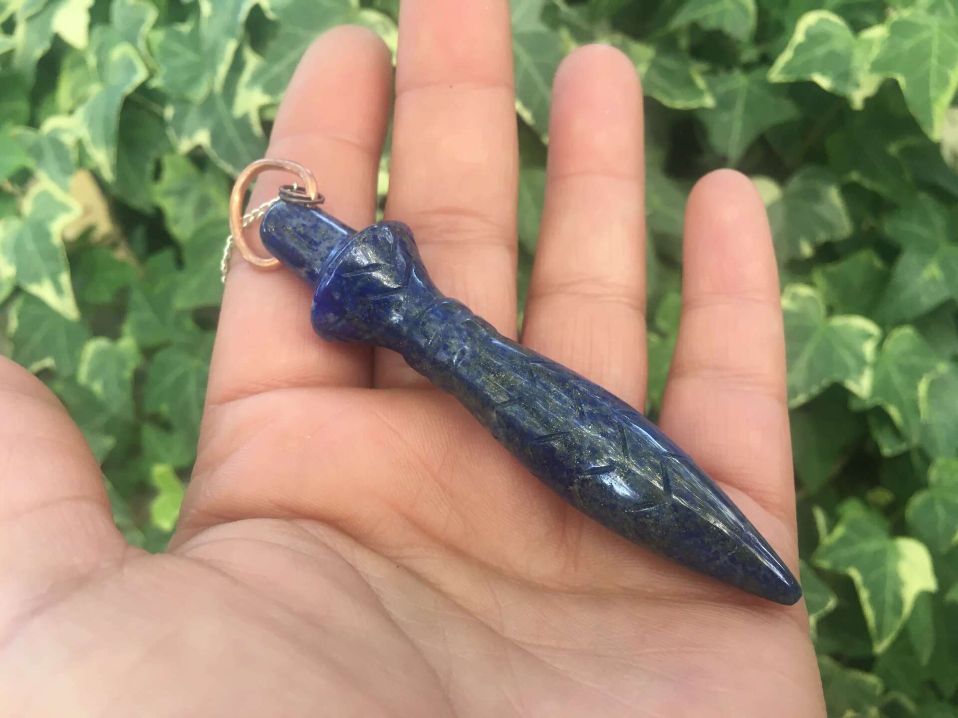 Utilisation d'un Pendule pour purifier et recharger les pierres