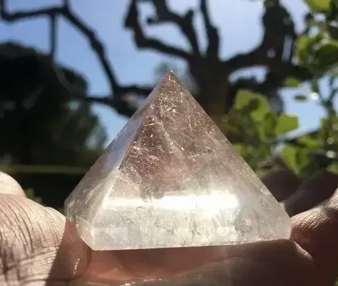 Pyramide en Cristal de roche naturel