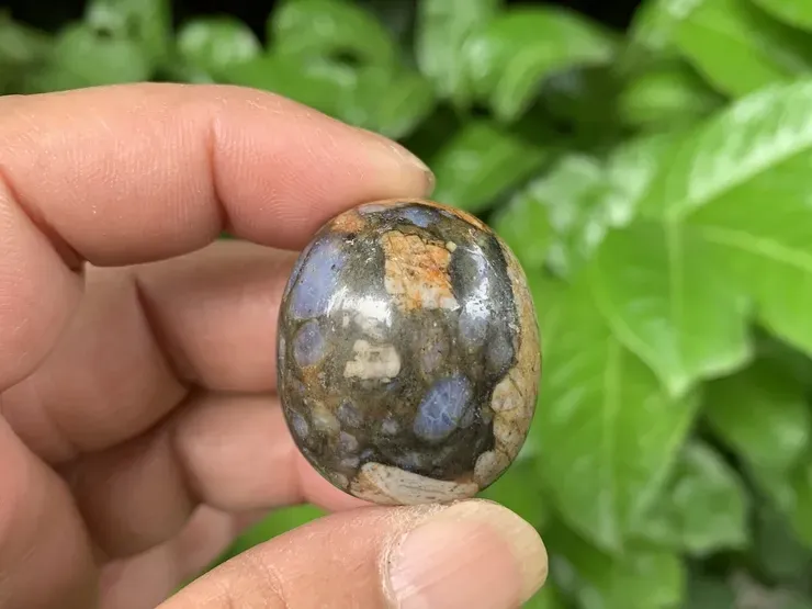 Libérite ou Vulcanite naturelle – Le Temple Zen Bijoux