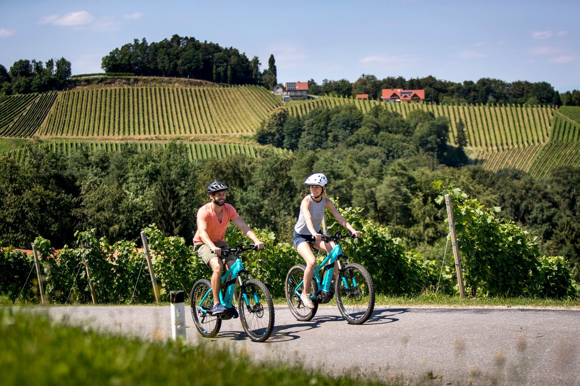 Wir sind ein e-Bike-Verleih – Partnerbetrieb. Du kannst dein E-Bike reservieren und zum Weingut zustellen und abholen lassen.
Helm, Tasche oder Fahrradkorb können auf Wunsch mitgeliefert werden. Die Bikes können hier unter Dach abgestellt und aufgeladen werden.