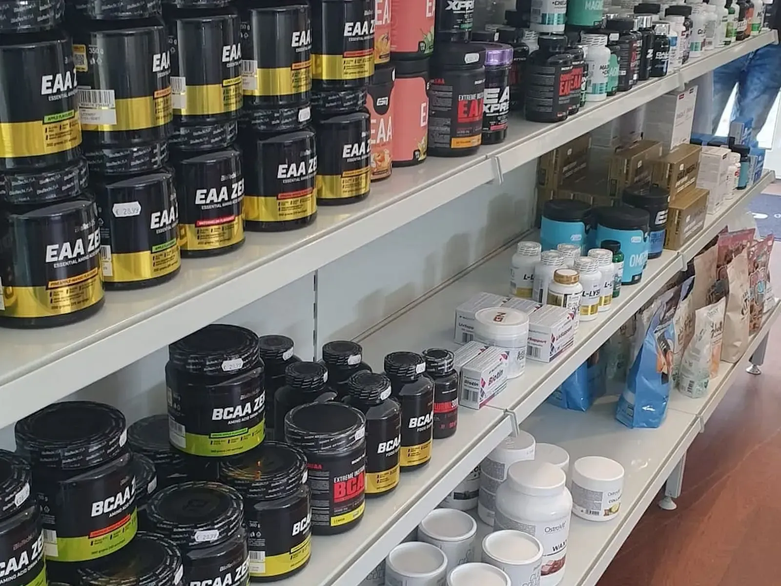 EAAs, weitere Aminosäuren und Multivitamine