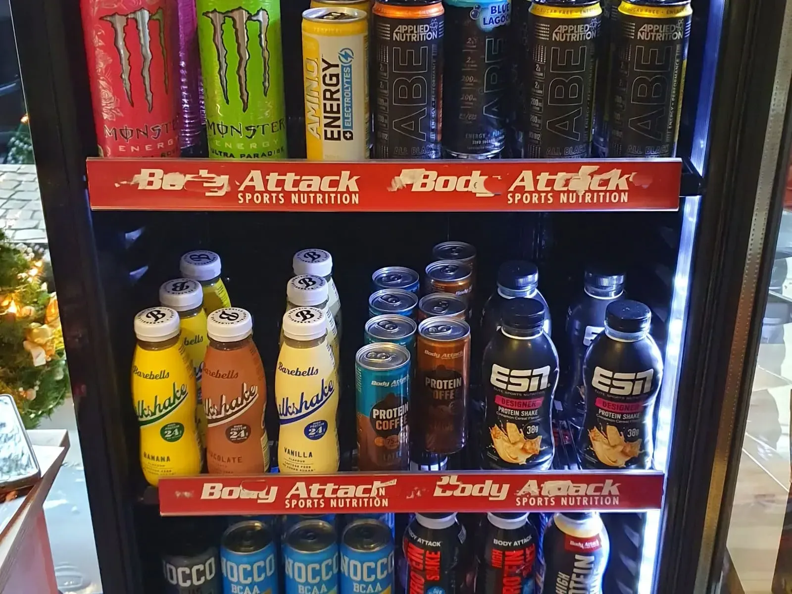 Ein Regal mit Ready to drink Eiweiß, Energydrinks und Proteinkaffee