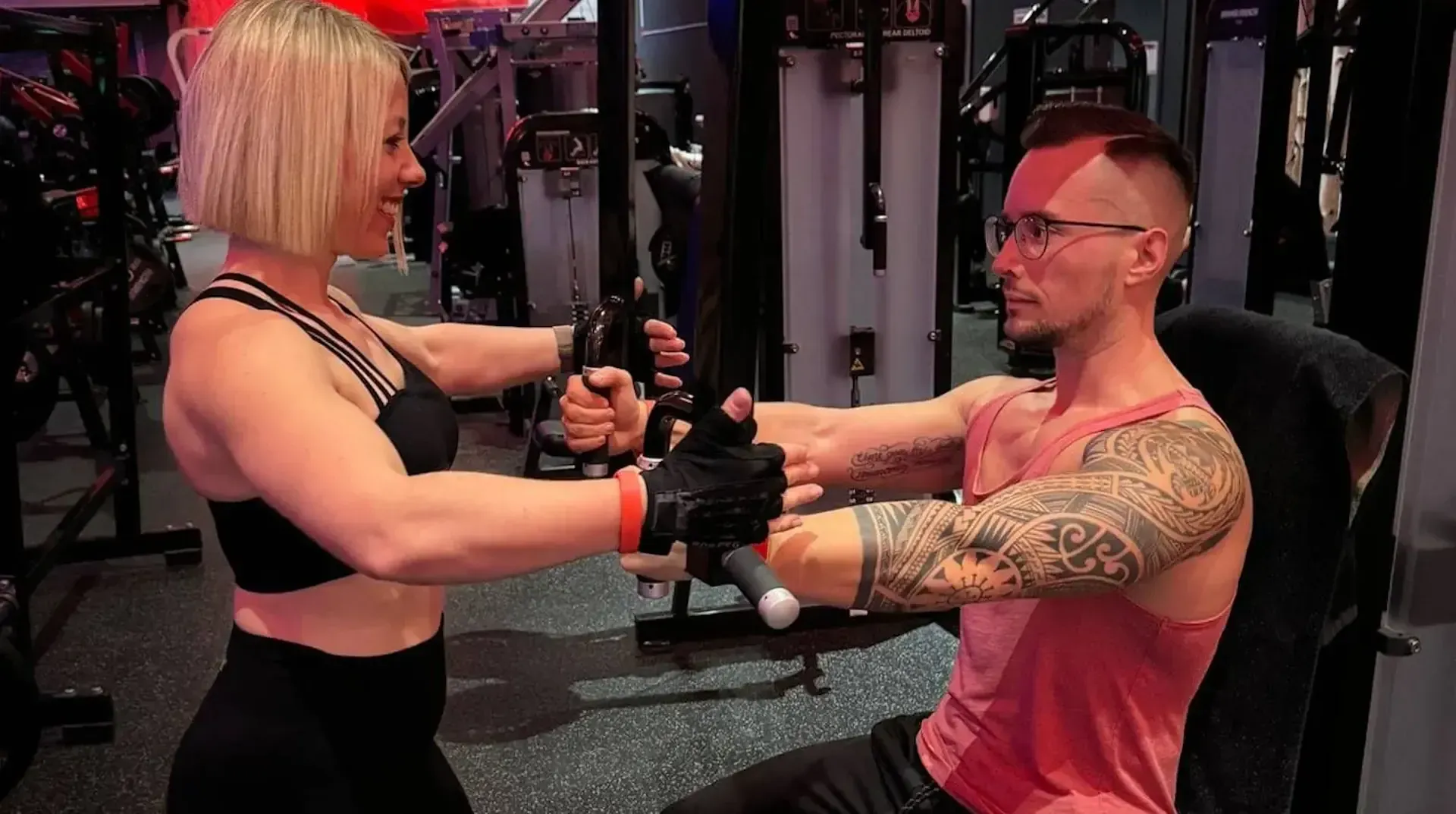 Janine und Lukas im Cleverfit Rheinfelden Personaltraining mit Lukas in Rheinfelden an der Butterfly Maschine