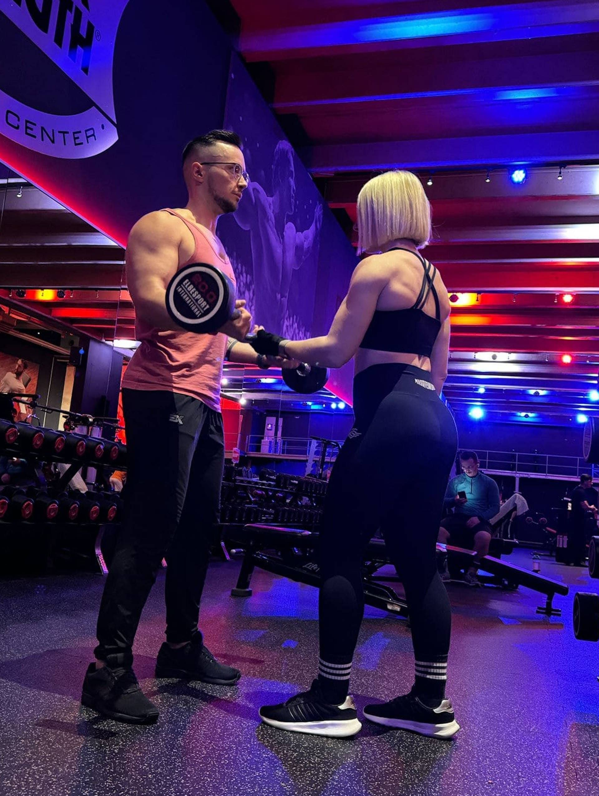 Etliche Sorten und Varianten Eiweißpulver Ein Bild von Isowhey Zero Eiweißpulver von BioTech USA in einem Stahlregal.