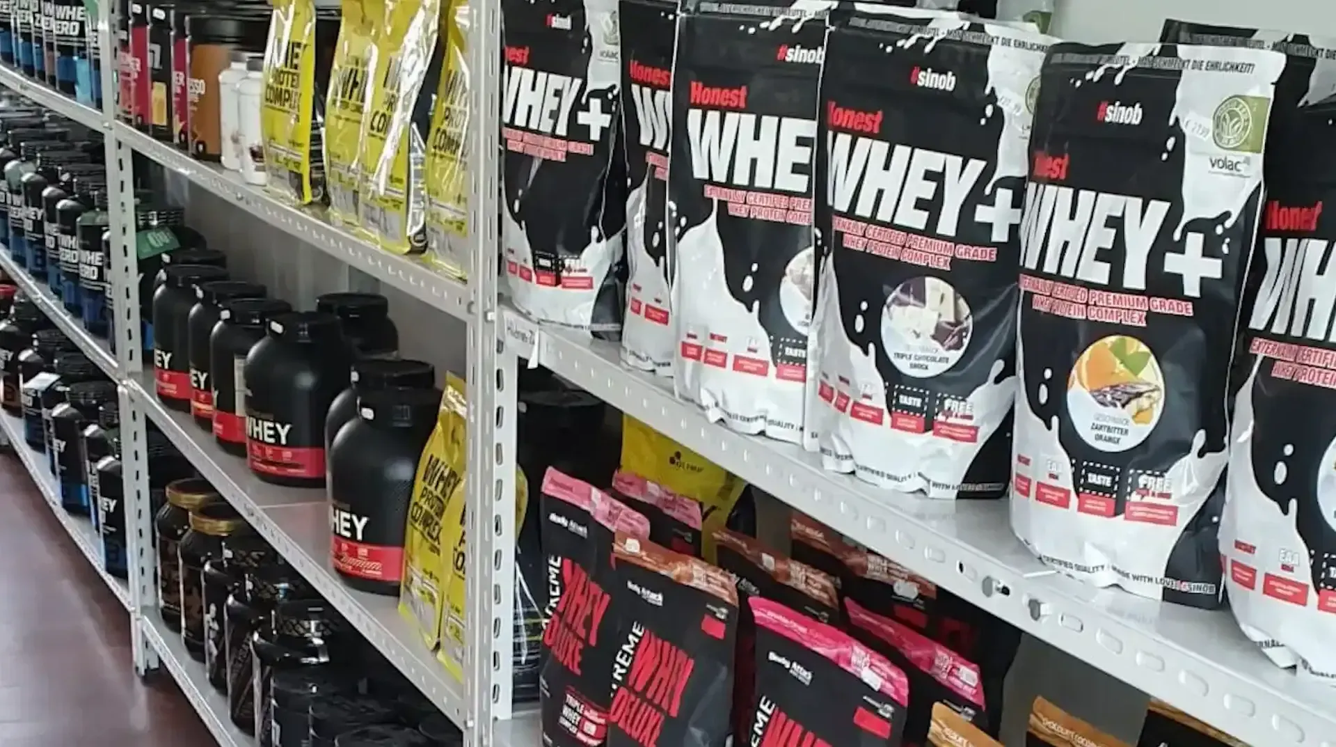 Eweisspulver, Kreatin und vieles mehr Regal mit Supplements und Sportnahrung in Rheinfelden