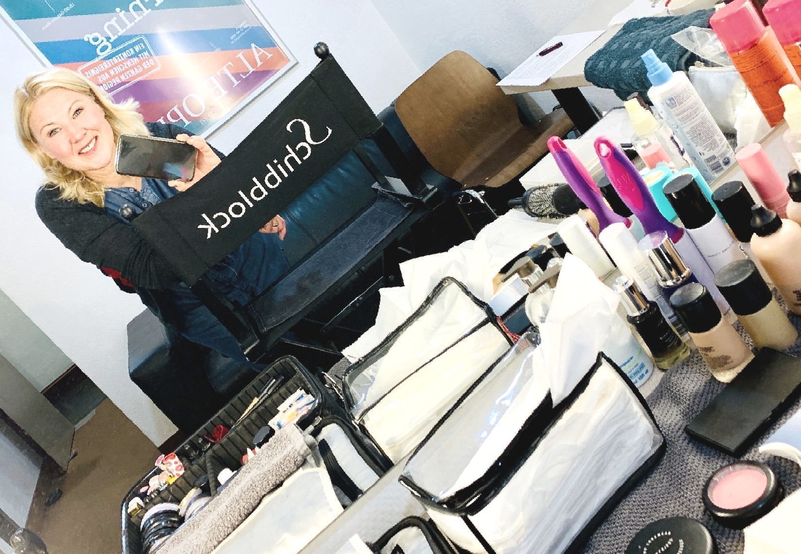 Profi Make-up Visagistin am Set