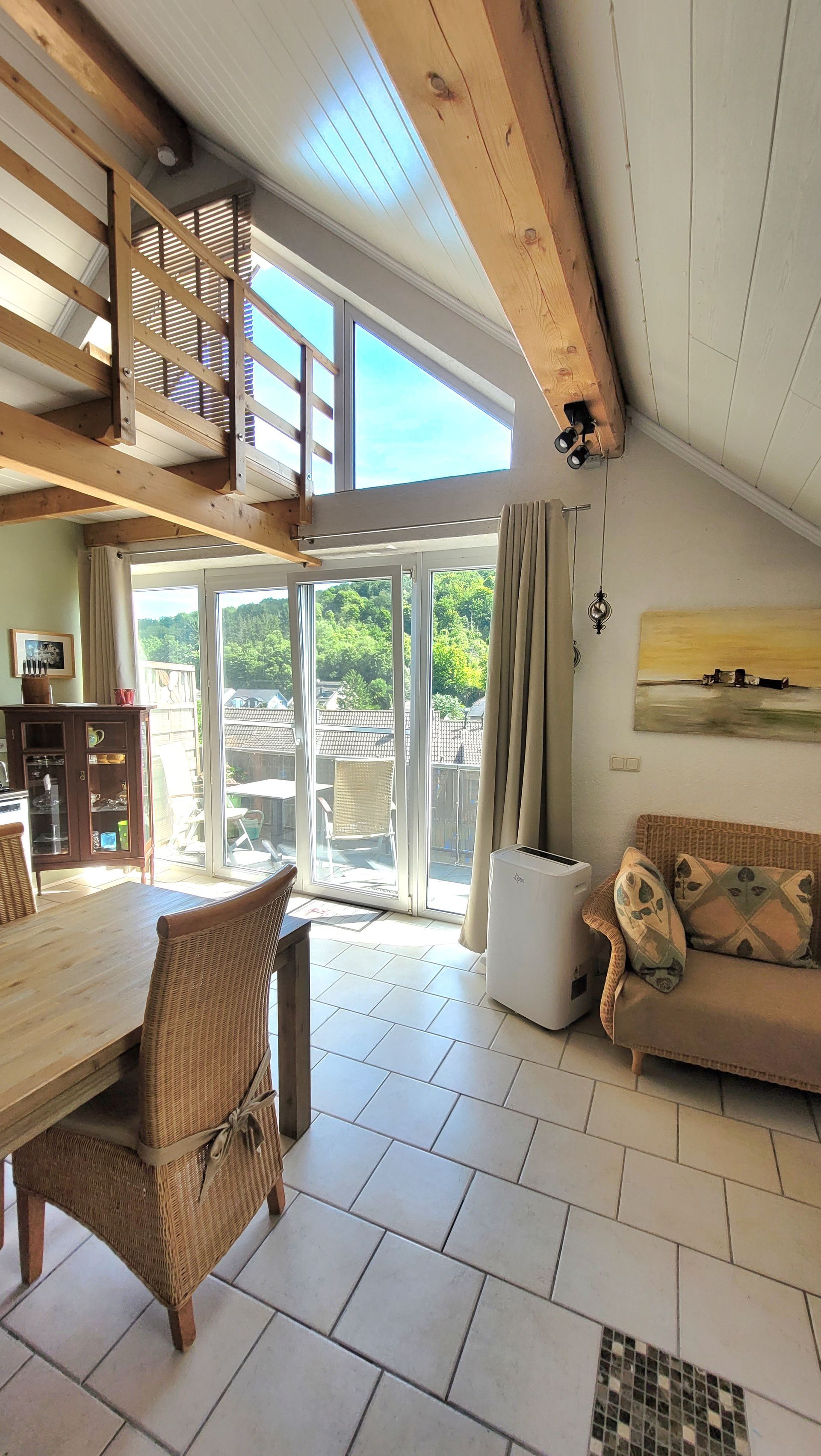 Fensterfront abdunkelbar, Sonneneinstrahlung bis 10:00 Uhr