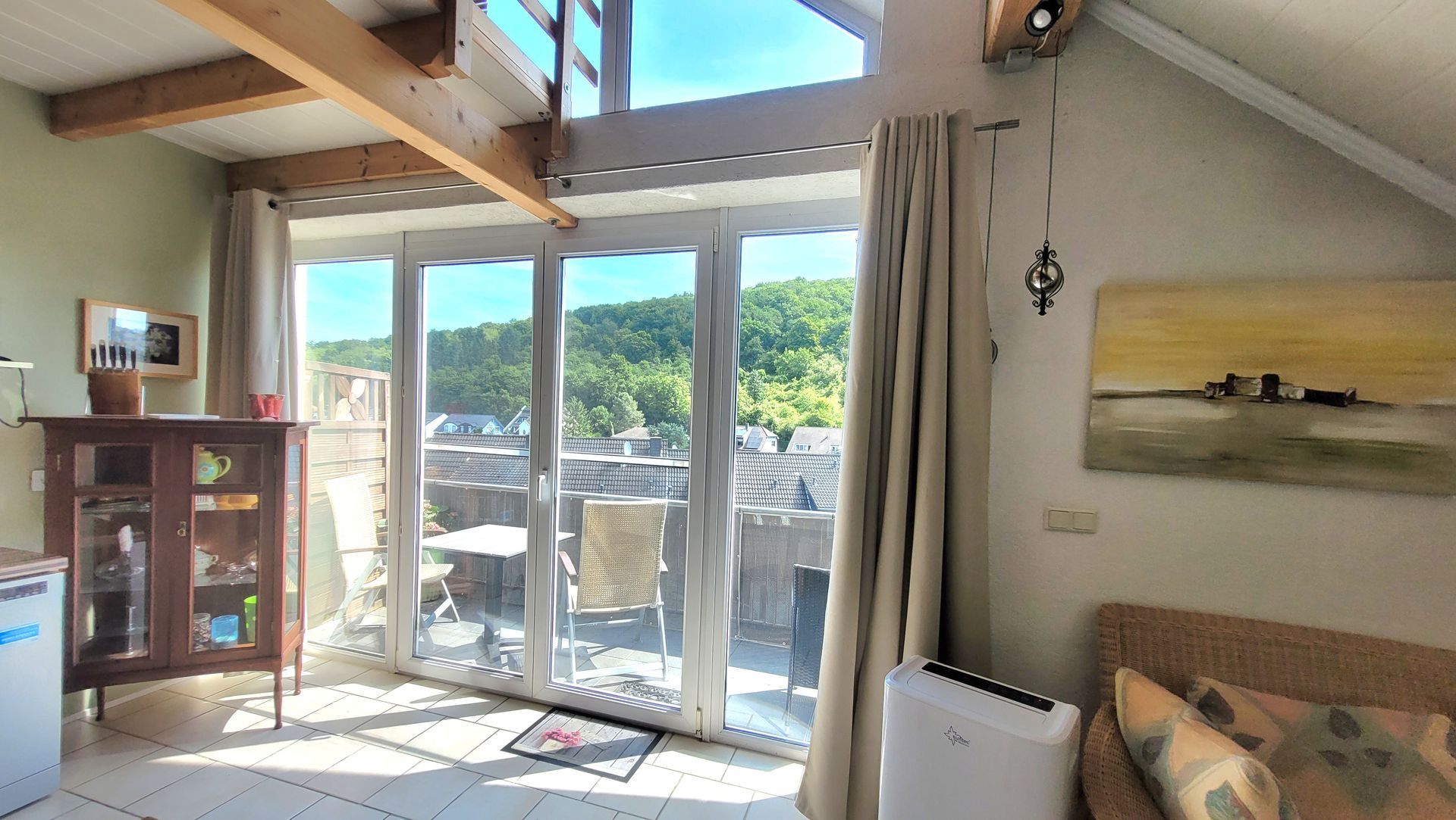 Fensterfront abdunkelbar, Sonneneinstrahlung bis 10:00 Uhr