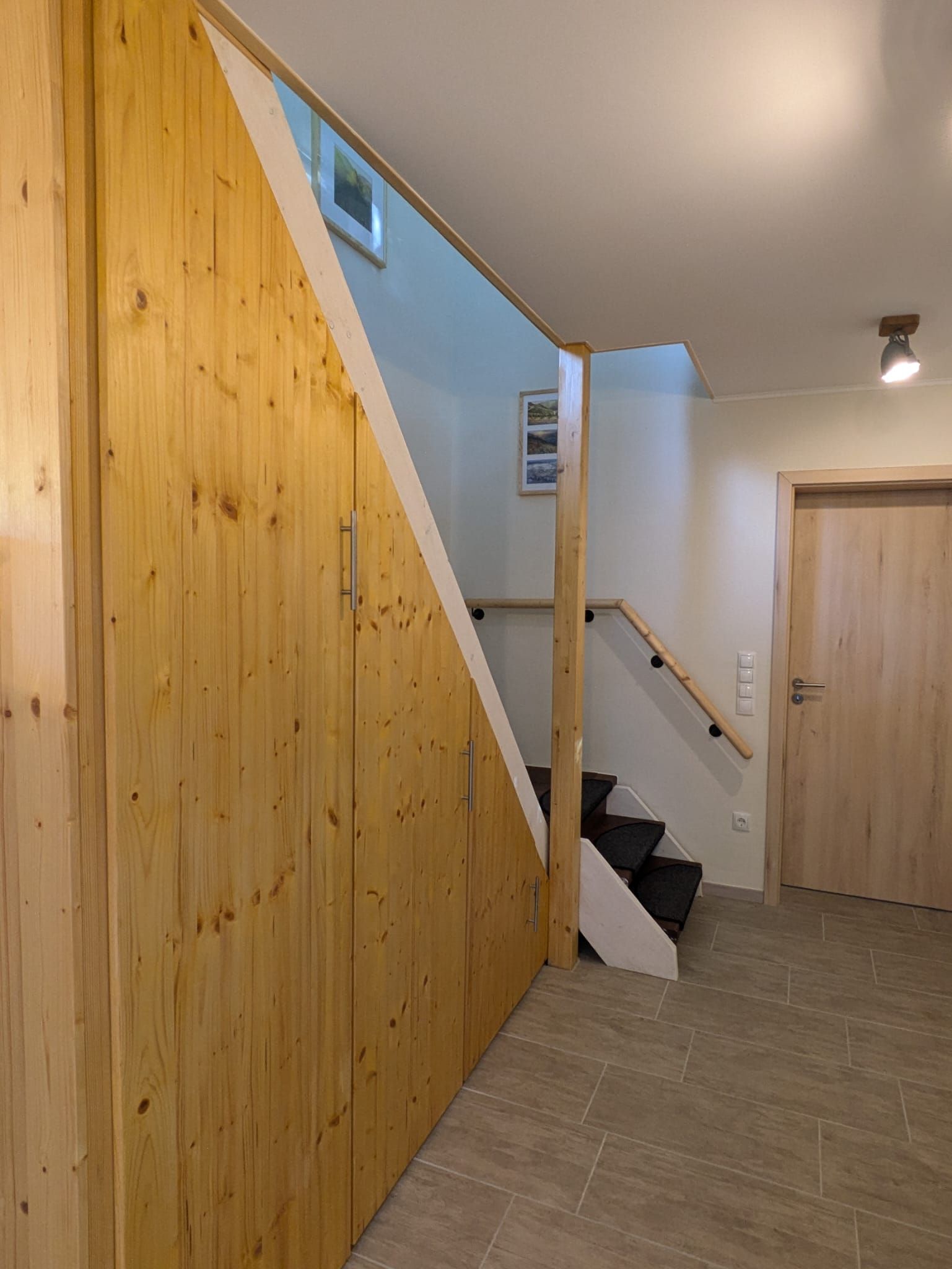 Ferienhaus Am Baumwipfel im Nationalpark Eifel in Schalkenbach, Einbauschrank bestückt u.a. mit Staubsauger etc.