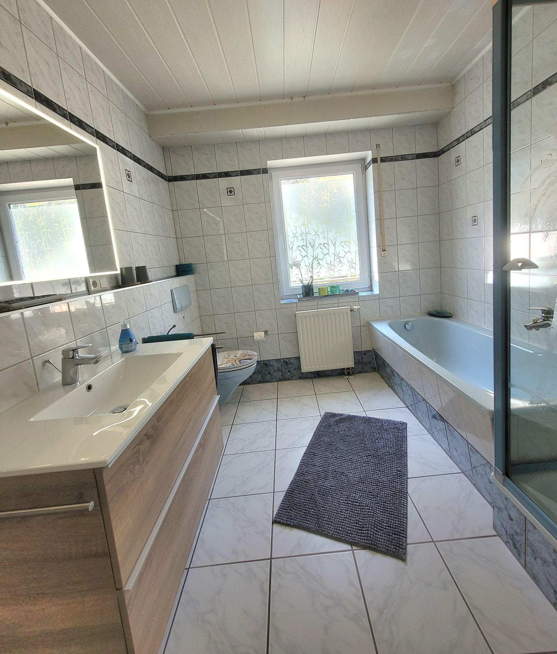 Großes Bad mit Dusche und Badewanne