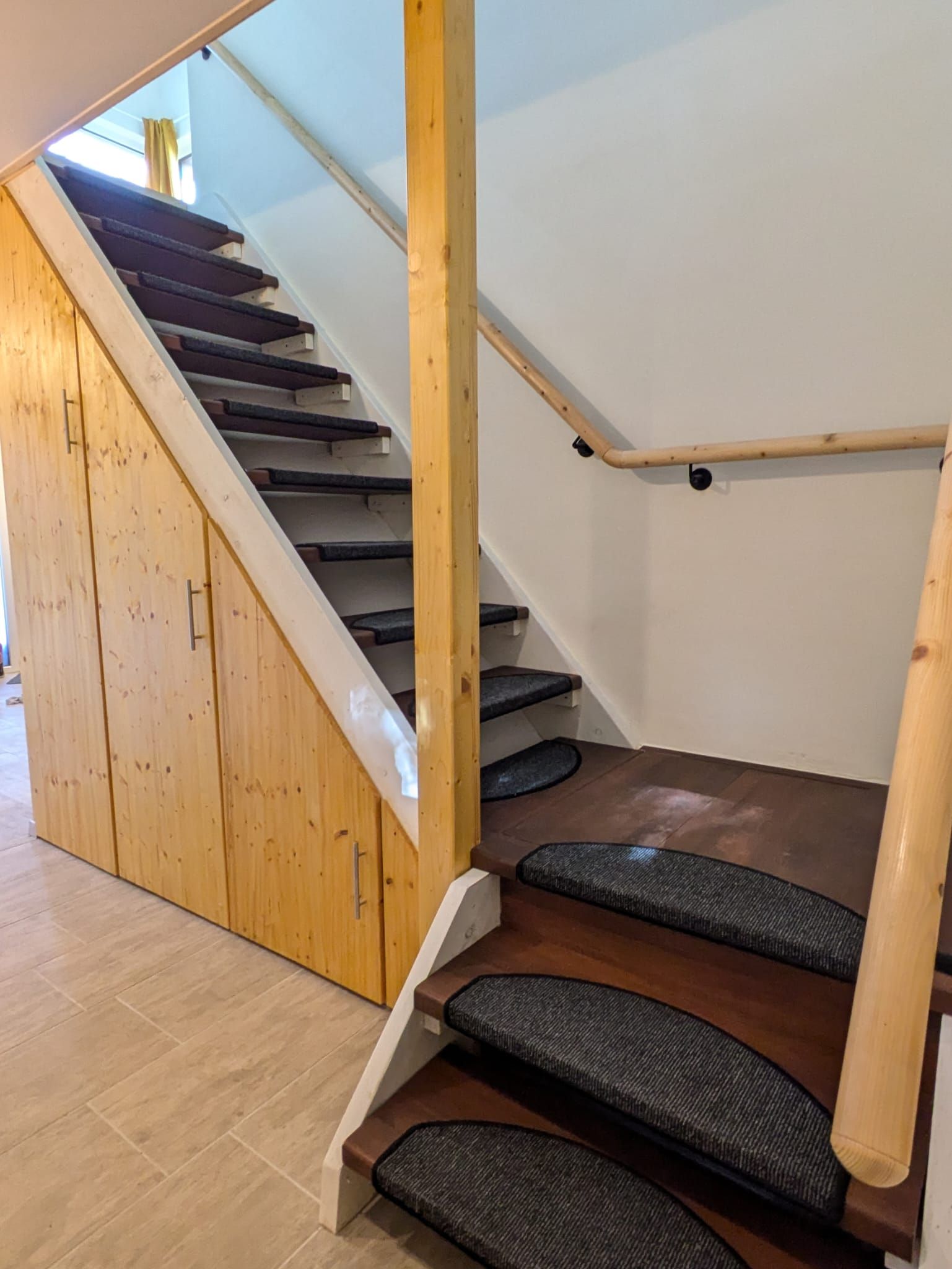 Ferienhaus Am Baumwipfel im Nationalpark Eifel in Schalkenbach, Treppe zum Wohnbereich mit Stufenmatten