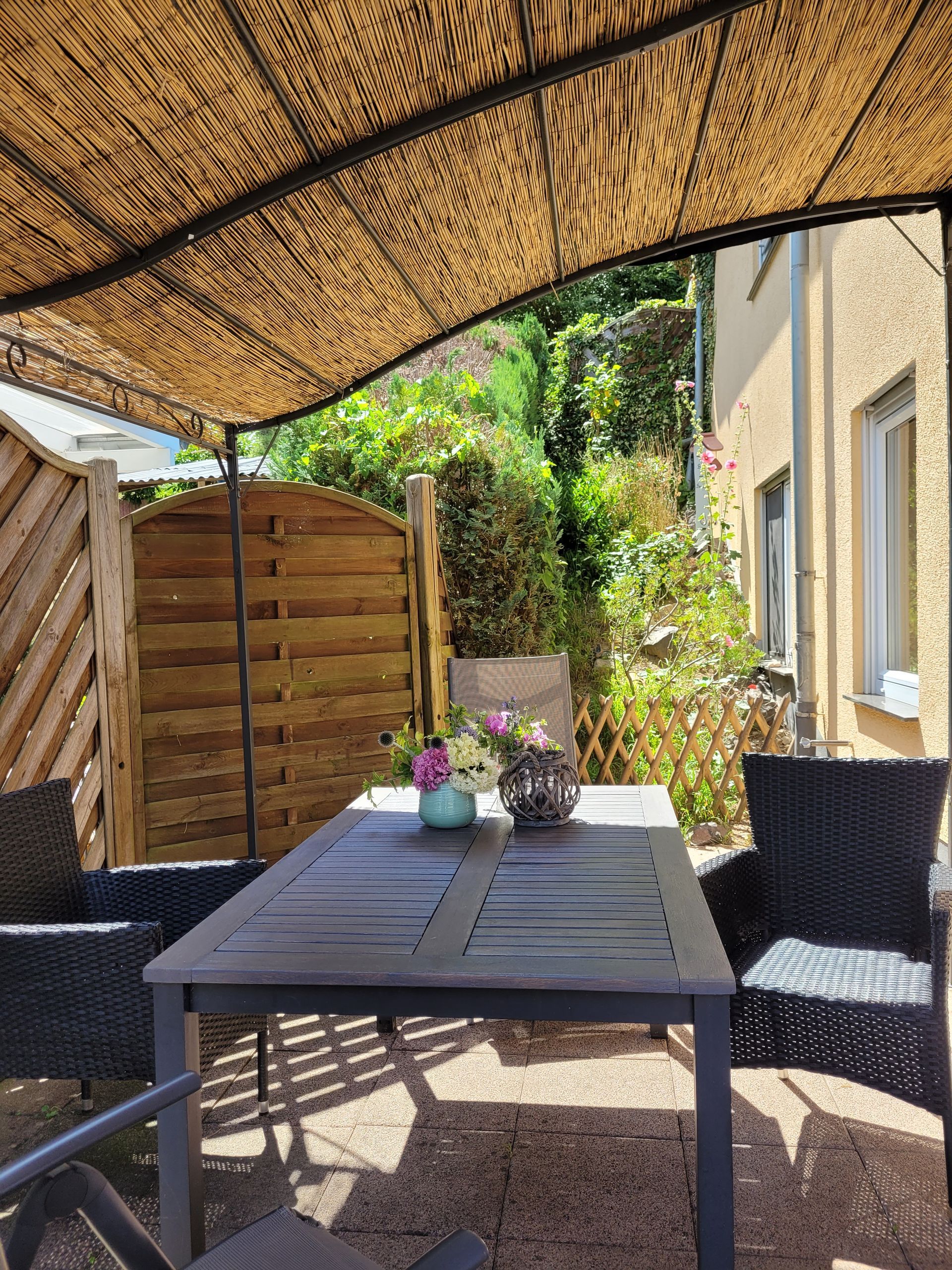 Terrasse mit Bestuhlung und Sonnenstühle