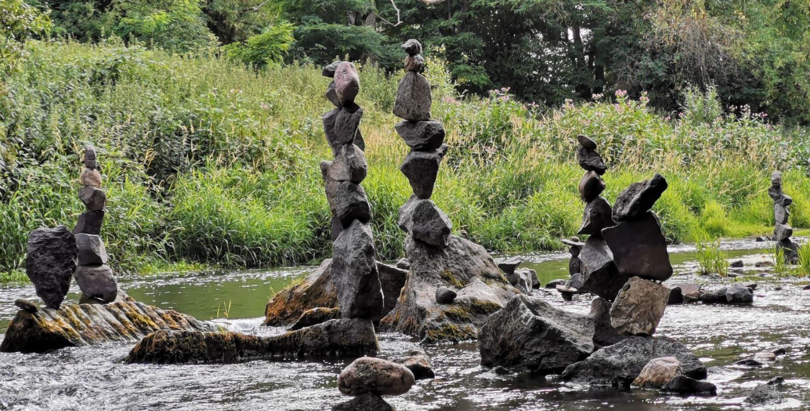 Steinmännchen an der Ahr in den Ahrauen