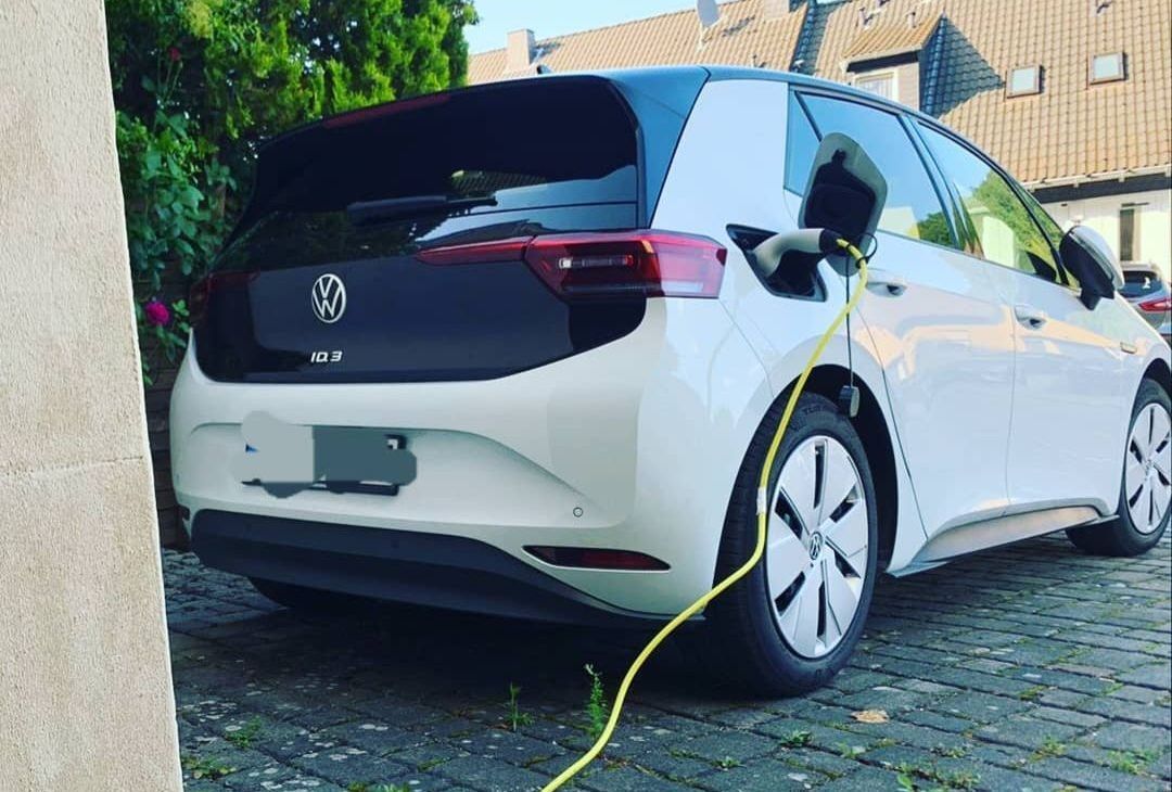 An der Garage können E-Autos aufgeladen werden