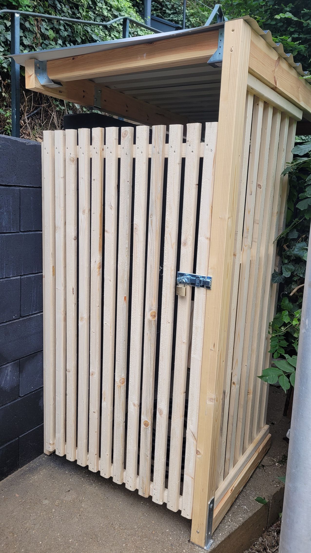 Ferienhaus Am Baumwipfel im Nationalpark Eifel Fahrradraum auf unserem Grundstück am Weg, abschließbar, mit Strom für E-Bikes