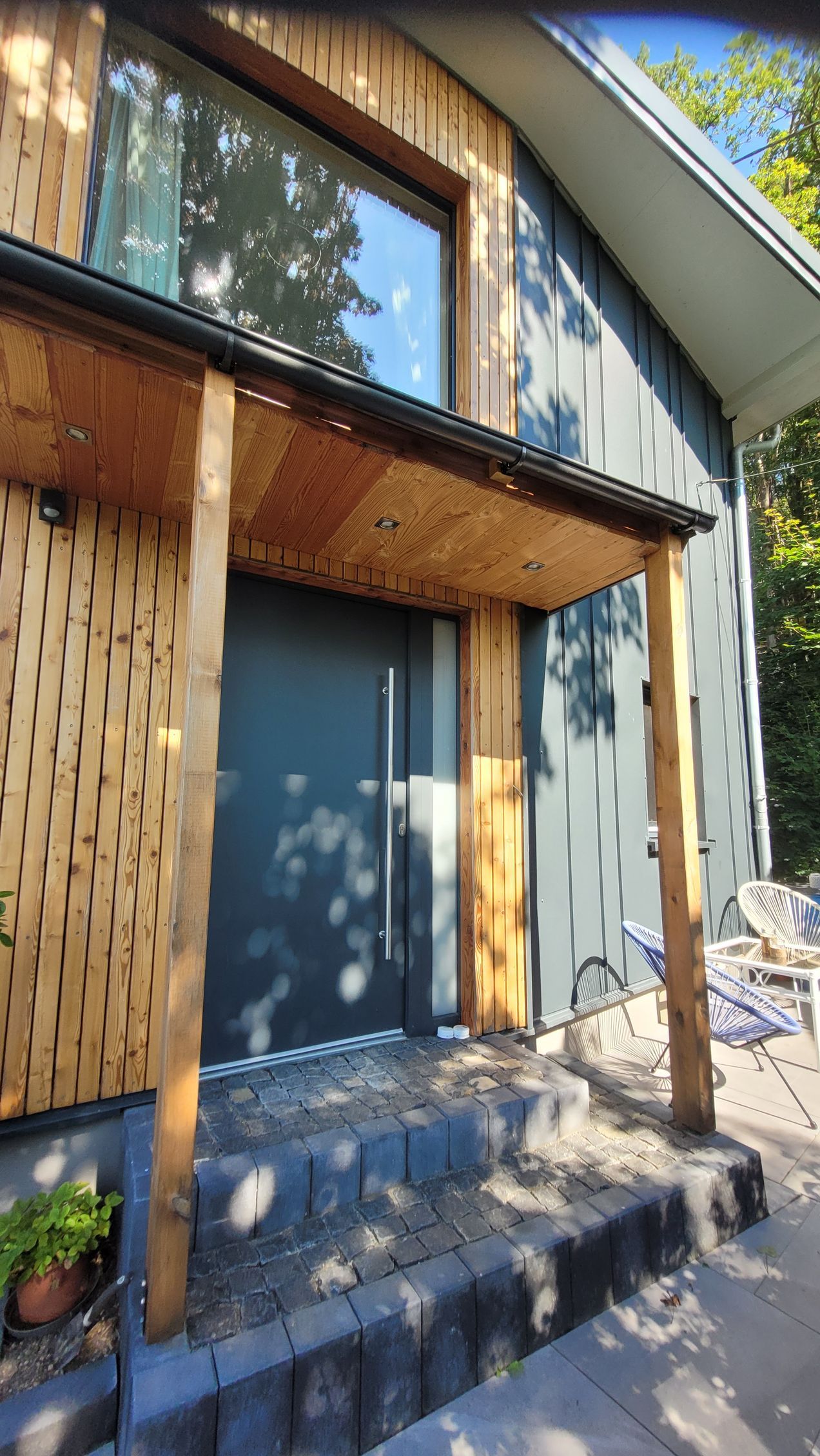 Ferienhaus Am Baumwipfel im Nationalpark Eifel in Schalkenbach, Hauseingang,Terrasse mit Bestuhlung, Garten