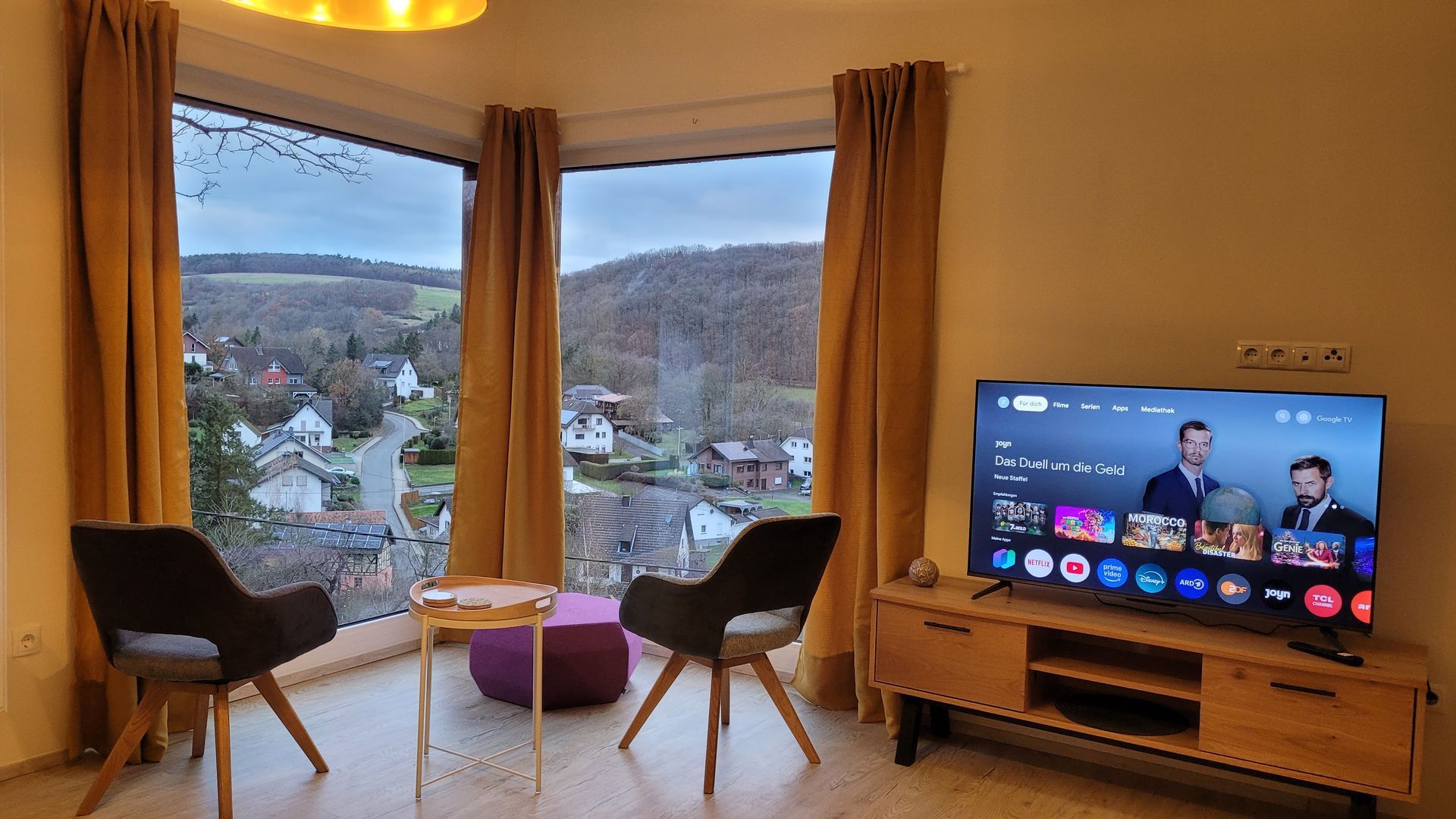Ferienhaus Am Baumwipfel im Nationalpark Eifel in Schalkenbach, Wohnzimmer mit Smart TV